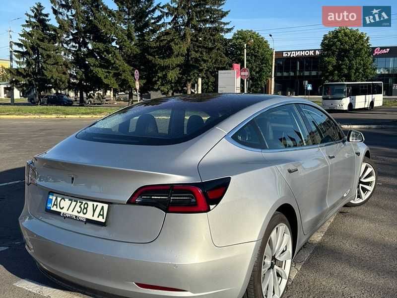 Седан Tesla Model 3 2018 в Луцке