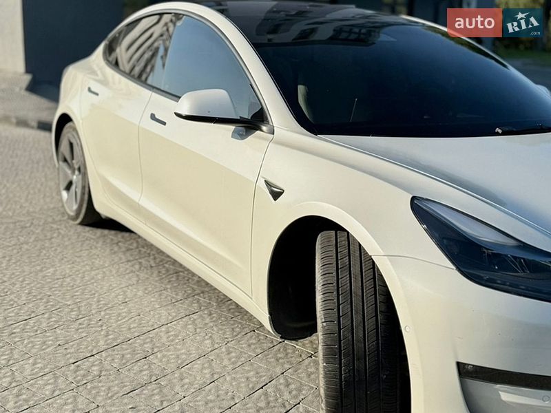 Седан Tesla Model 3 2022 в Новояворівську