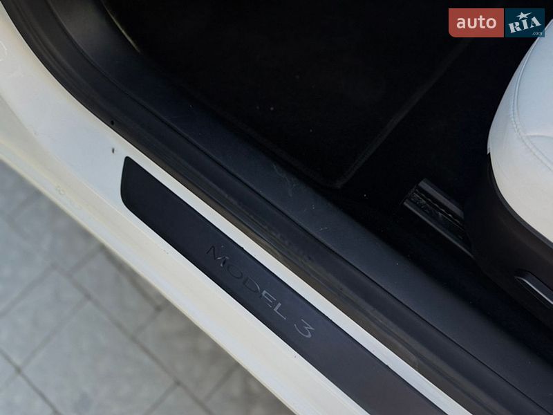 Седан Tesla Model 3 2022 в Новояворівську