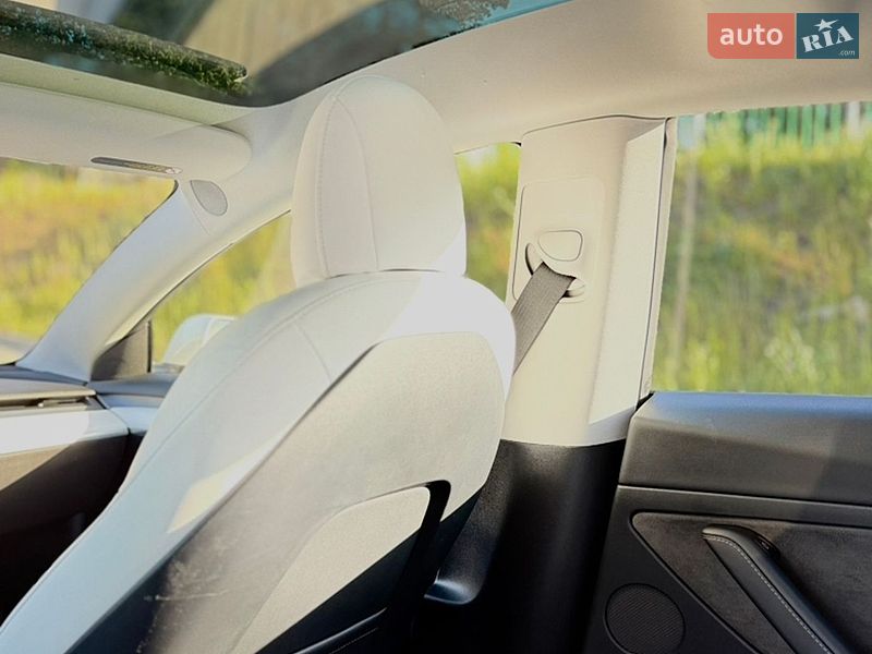 Седан Tesla Model 3 2022 в Новояворівську