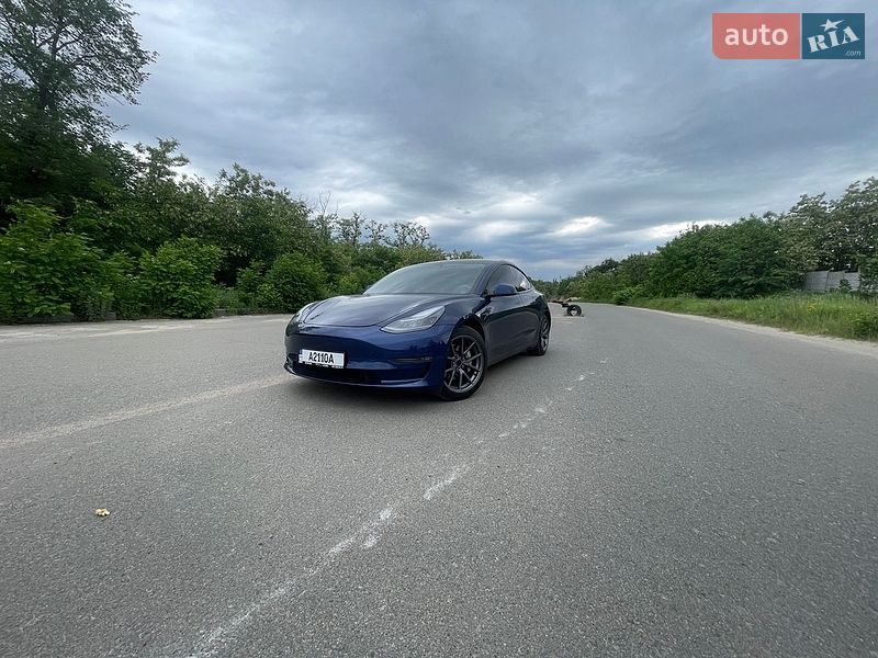 Седан Tesla Model 3 2021 в Киеве