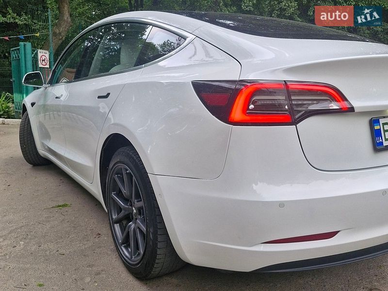 Седан Tesla Model 3 2018 в Львові