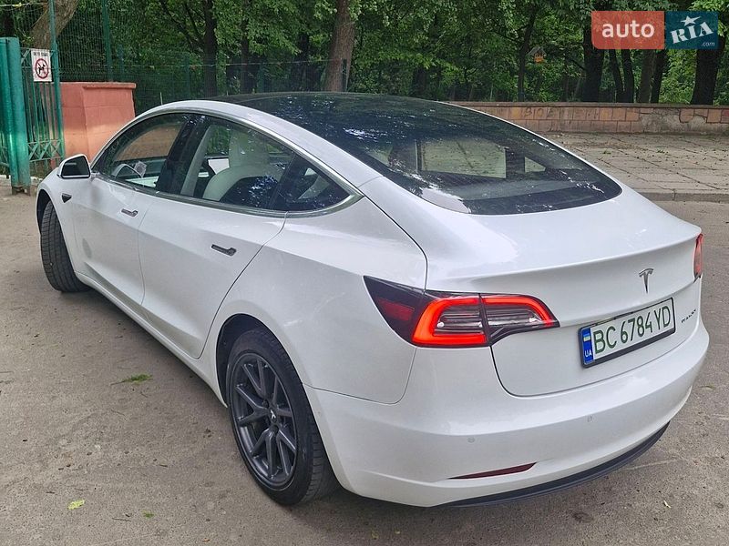 Седан Tesla Model 3 2018 в Львові