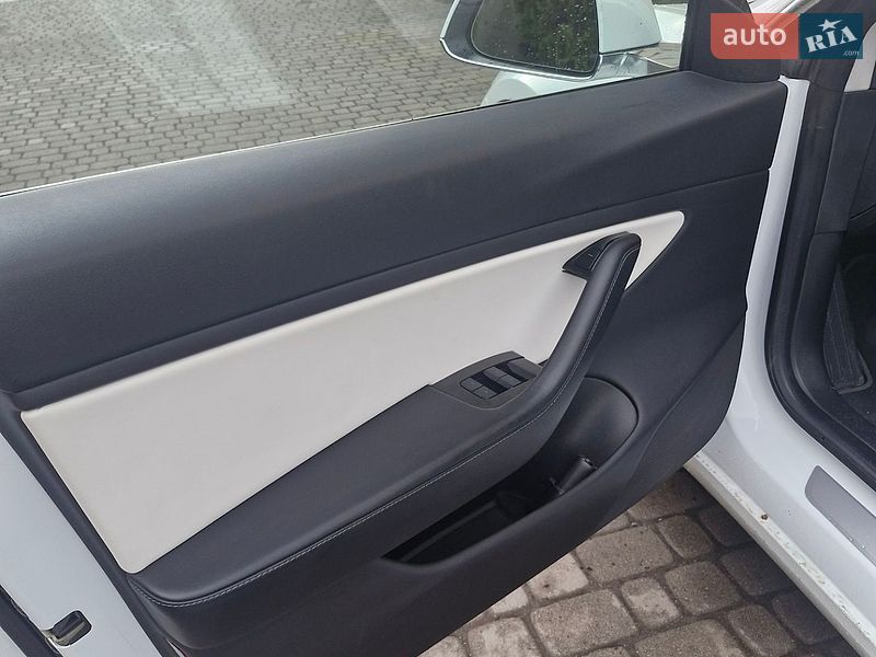 Седан Tesla Model 3 2018 в Львові