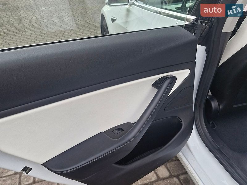 Седан Tesla Model 3 2018 в Львові