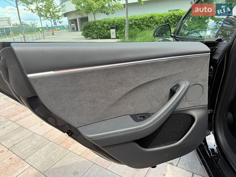 Седан Tesla Model 3 2024 в Києві