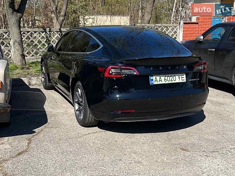 Седан Tesla Model 3 2020 в Коростене