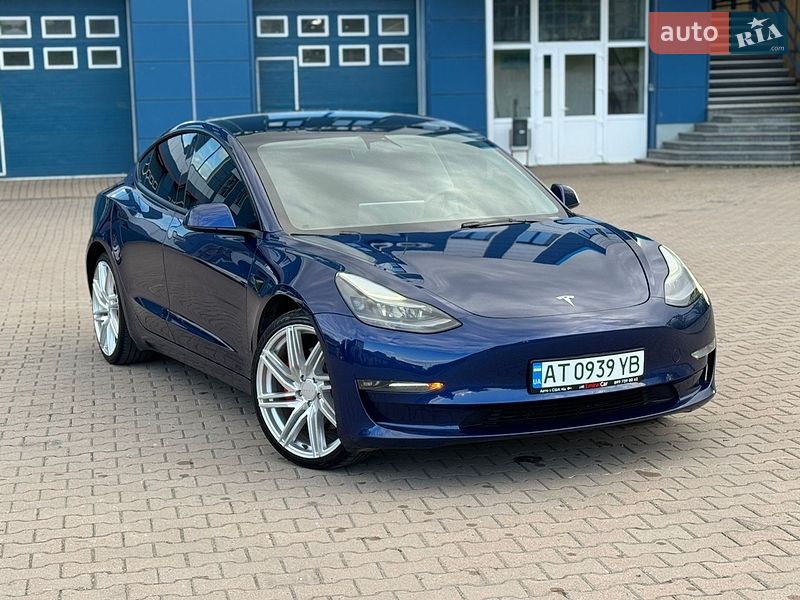 Седан Tesla Model 3 2023 в Ивано-Франковске