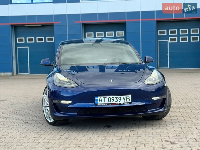 Седан Tesla Model 3 2023 в Ивано-Франковске