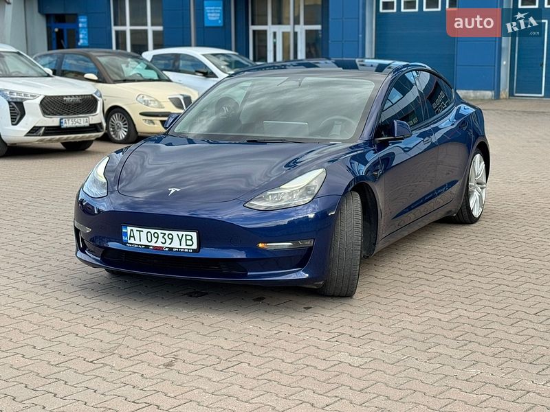 Седан Tesla Model 3 2023 в Ивано-Франковске