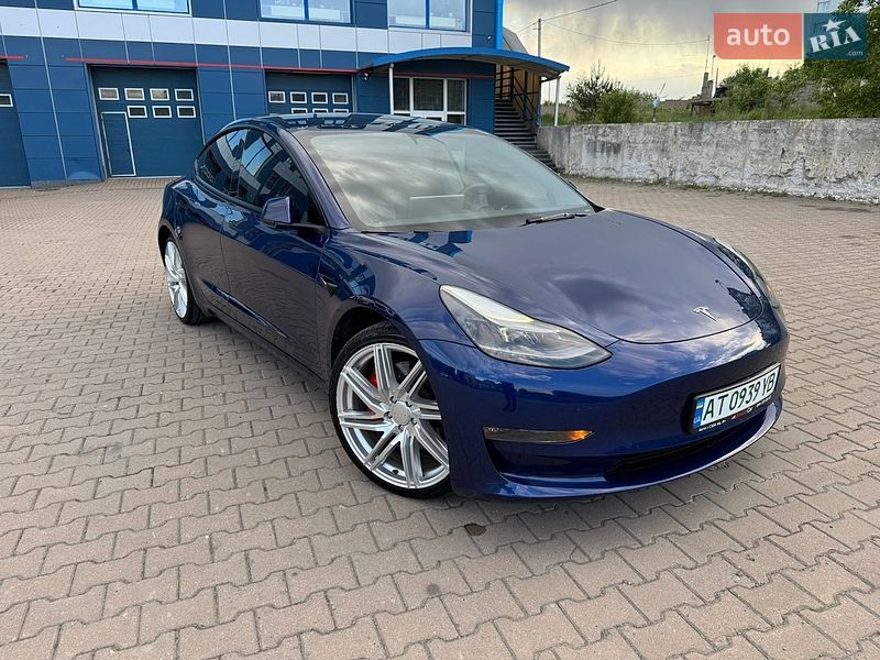 Седан Tesla Model 3 2023 в Ивано-Франковске