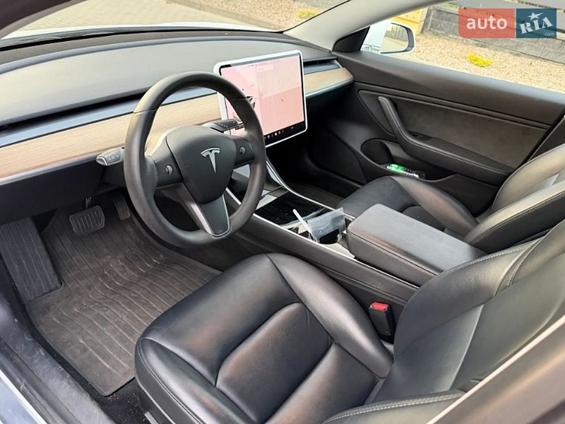 Седан Tesla Model 3 2019 в Ровно