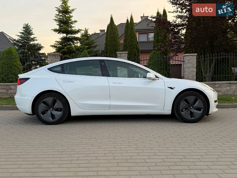 Седан Tesla Model 3 2019 в Ровно