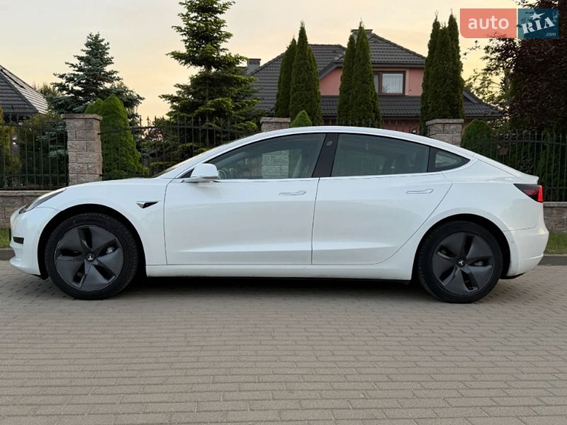 Седан Tesla Model 3 2019 в Ровно