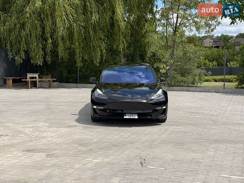 Седан Tesla Model 3 2023 в Ровно