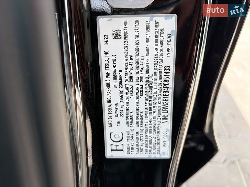 Седан Tesla Model 3 2023 в Ровно