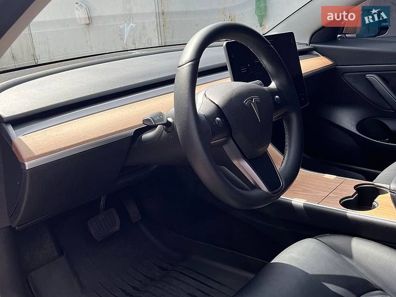 Седан Tesla Model 3 2020 в Коростене