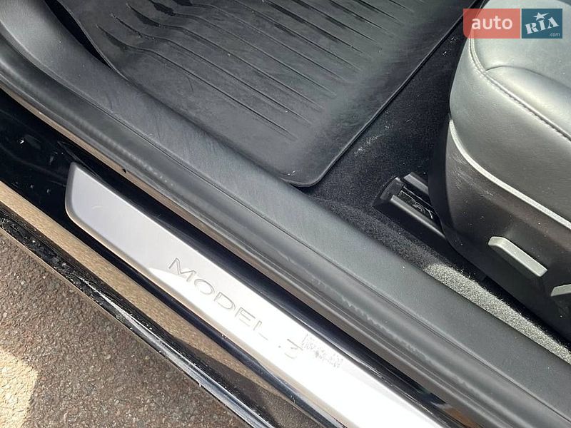 Седан Tesla Model 3 2020 в Коростене