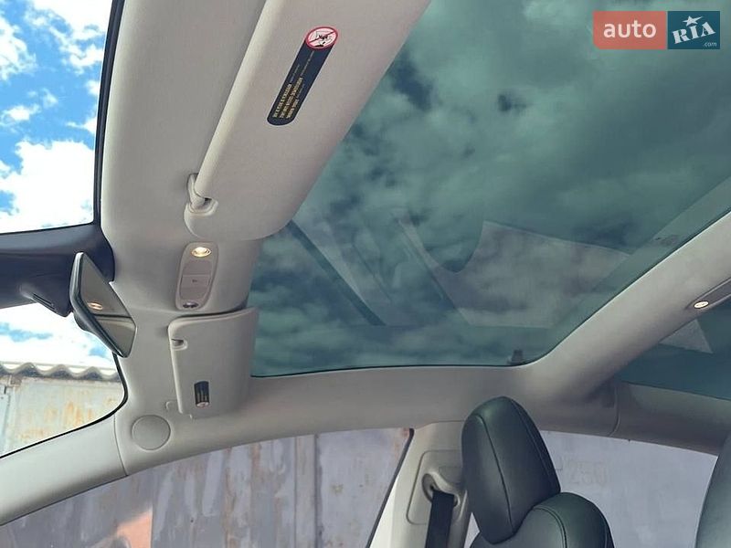 Седан Tesla Model 3 2020 в Коростене