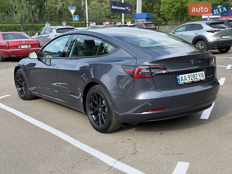 Седан Tesla Model 3 2021 в Киеве