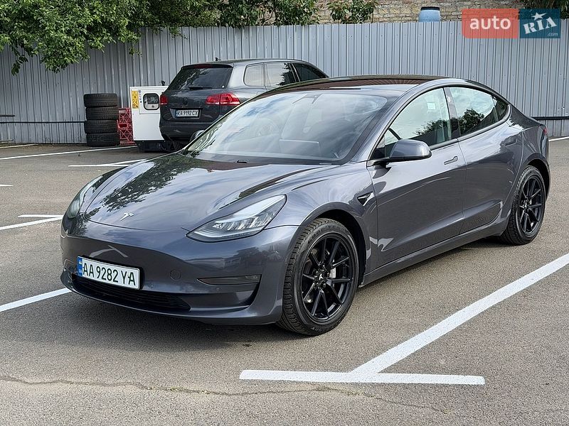 Седан Tesla Model 3 2021 в Киеве