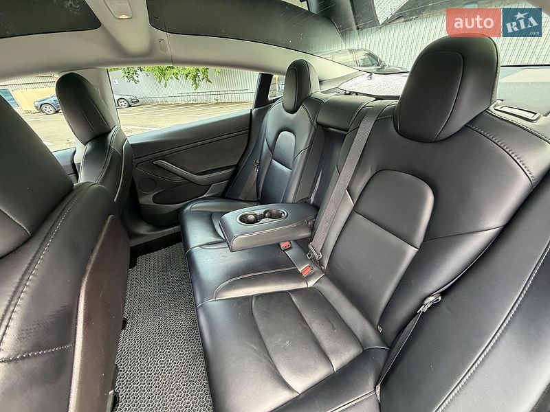 Седан Tesla Model 3 2021 в Киеве