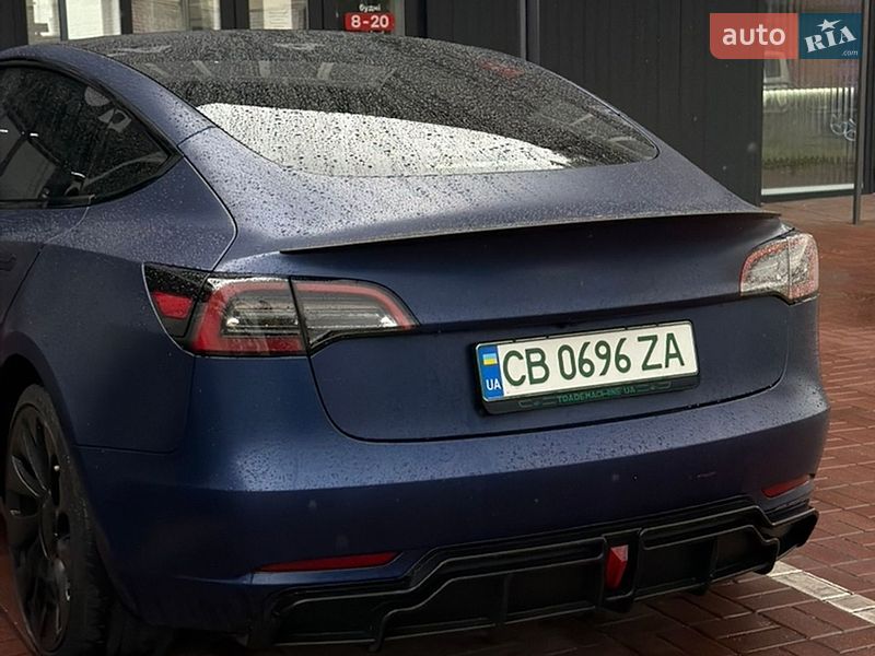 Седан Tesla Model 3 2022 в Чернигове
