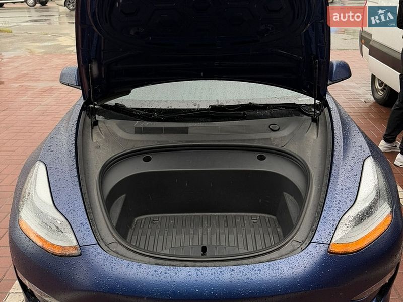 Седан Tesla Model 3 2022 в Чернигове