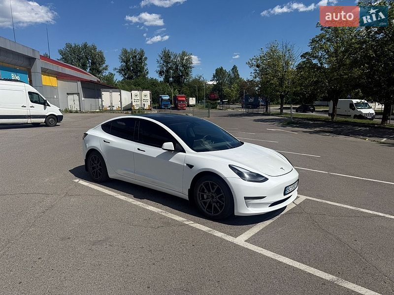Седан Tesla Model 3 2021 в Львові