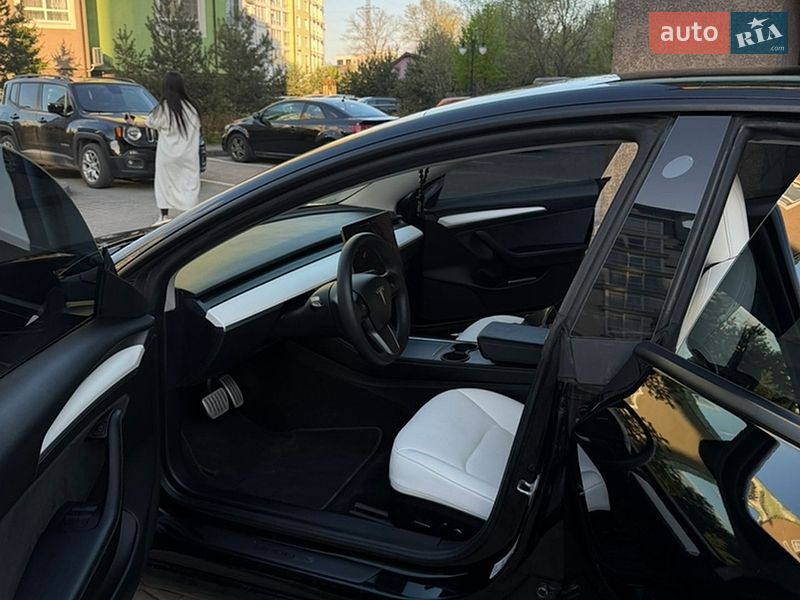 Седан Tesla Model 3 2021 в Івано-Франківську