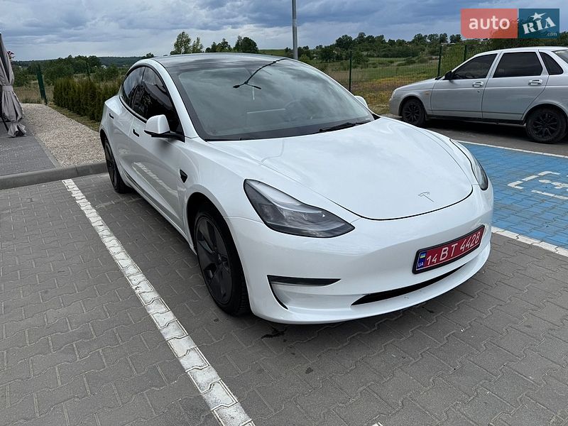 Седан Tesla Model 3 2023 в Долині
