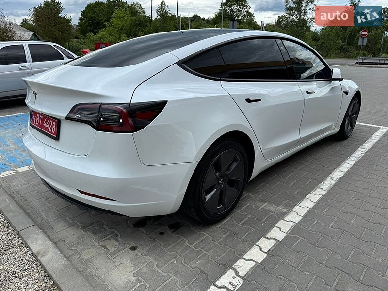 Седан Tesla Model 3 2023 в Долині