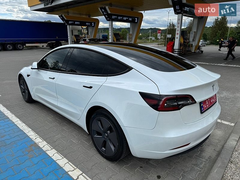 Седан Tesla Model 3 2023 в Долині