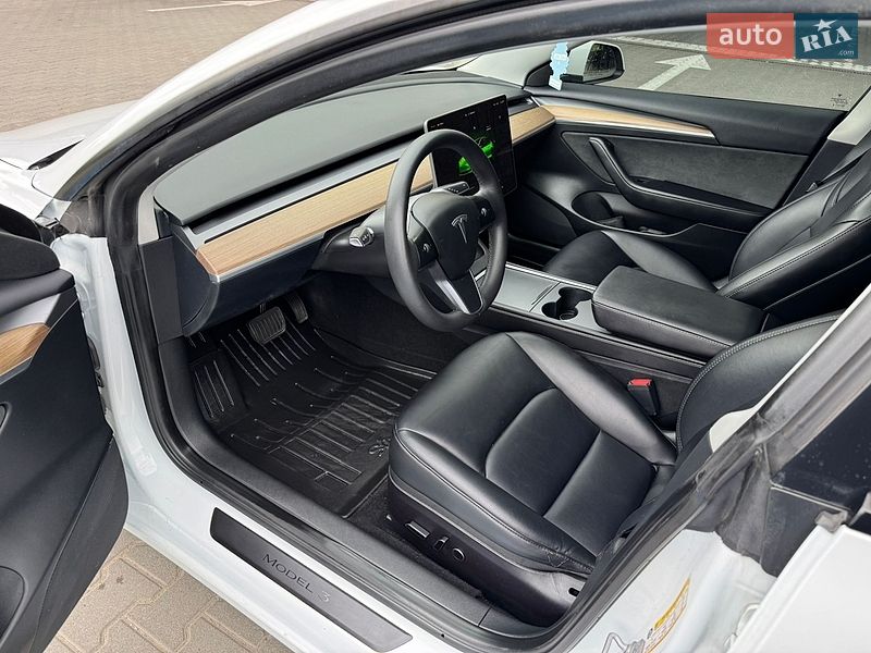 Седан Tesla Model 3 2023 в Долині
