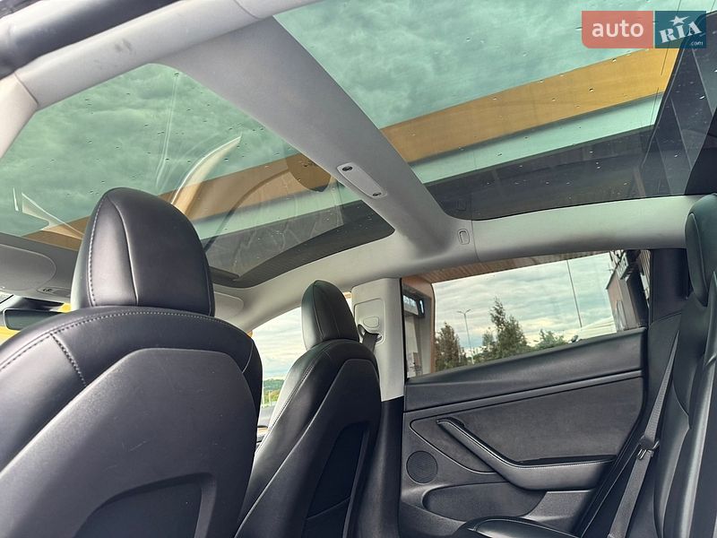 Седан Tesla Model 3 2023 в Долині