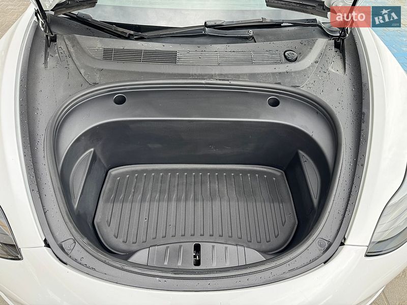 Седан Tesla Model 3 2023 в Долині
