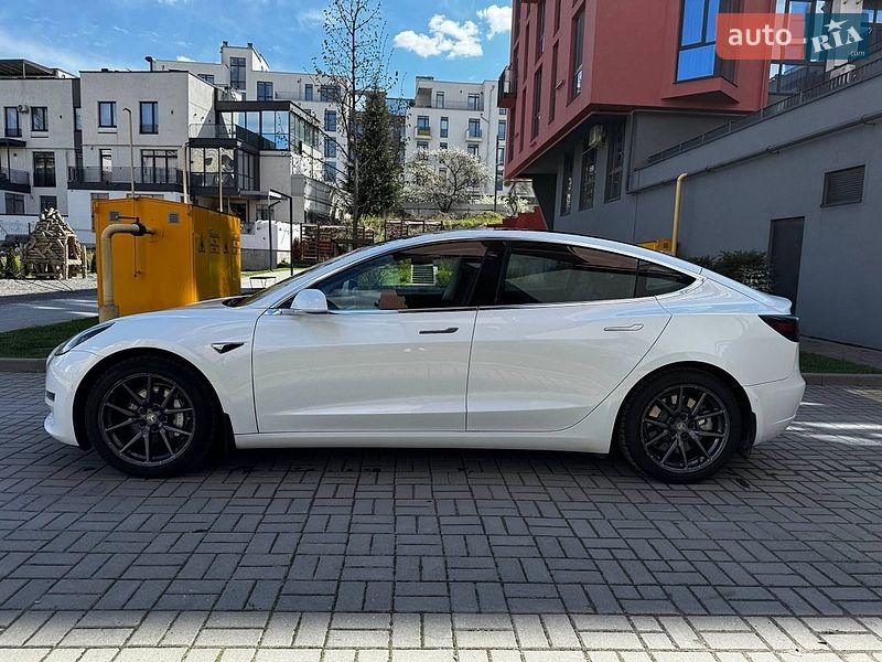 Седан Tesla Model 3 2018 в Львове