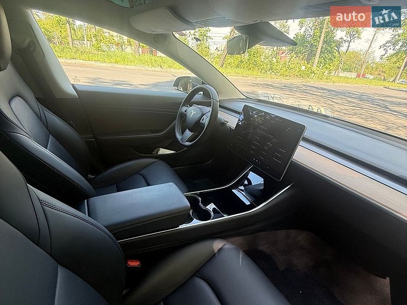 Седан Tesla Model 3 2020 в Києві