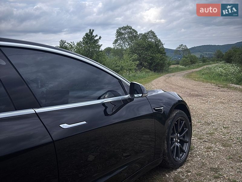Седан Tesla Model 3 2018 в Долине