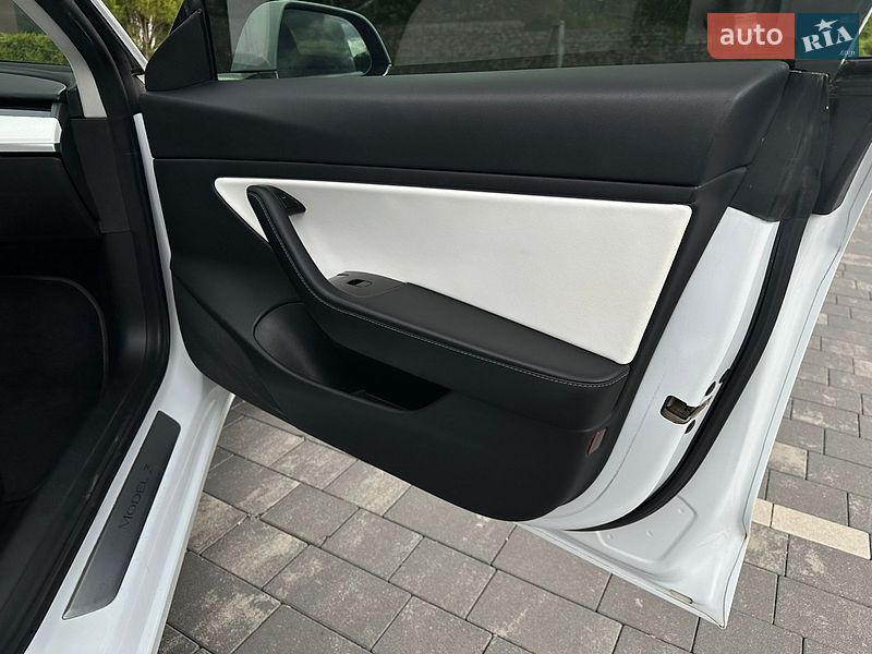Седан Tesla Model 3 2019 в Ужгороде
