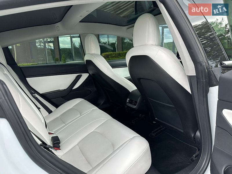 Седан Tesla Model 3 2019 в Ужгороде