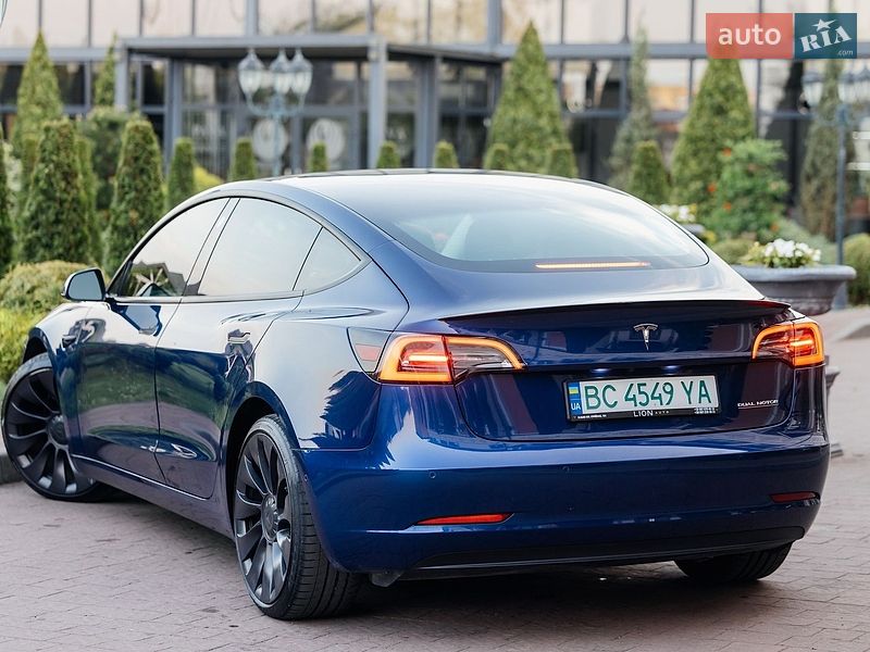 Седан Tesla Model 3 2021 в Стрию