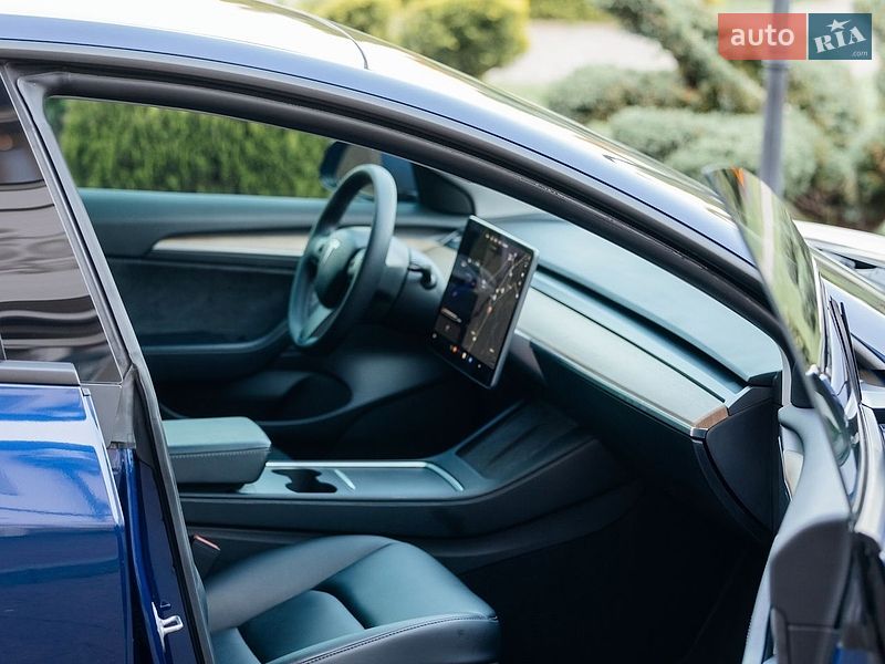 Седан Tesla Model 3 2021 в Стрию