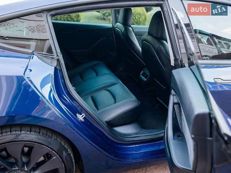 Седан Tesla Model 3 2021 в Стрию