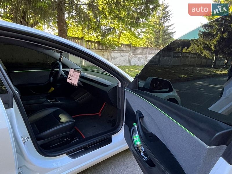 Седан Tesla Model 3 2023 в Виннице