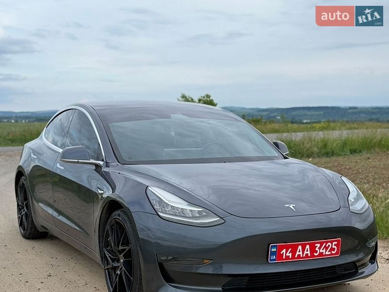 Седан Tesla Model 3 2019 в Черновцах