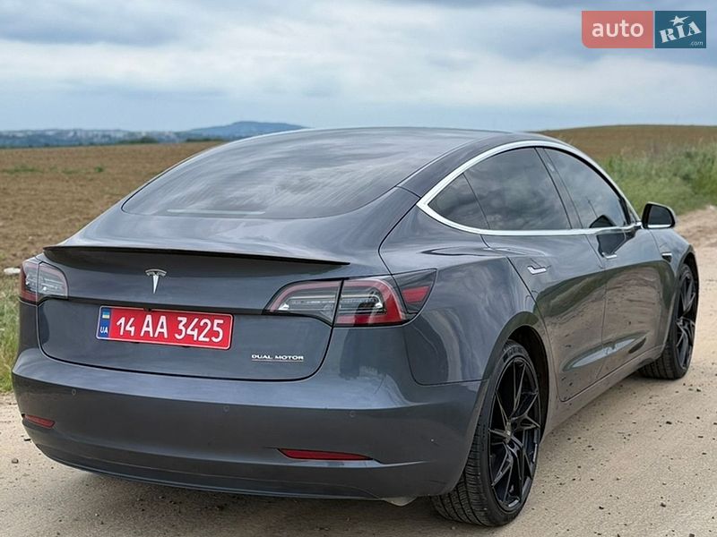 Седан Tesla Model 3 2019 в Черновцах