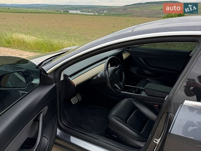 Седан Tesla Model 3 2019 в Черновцах