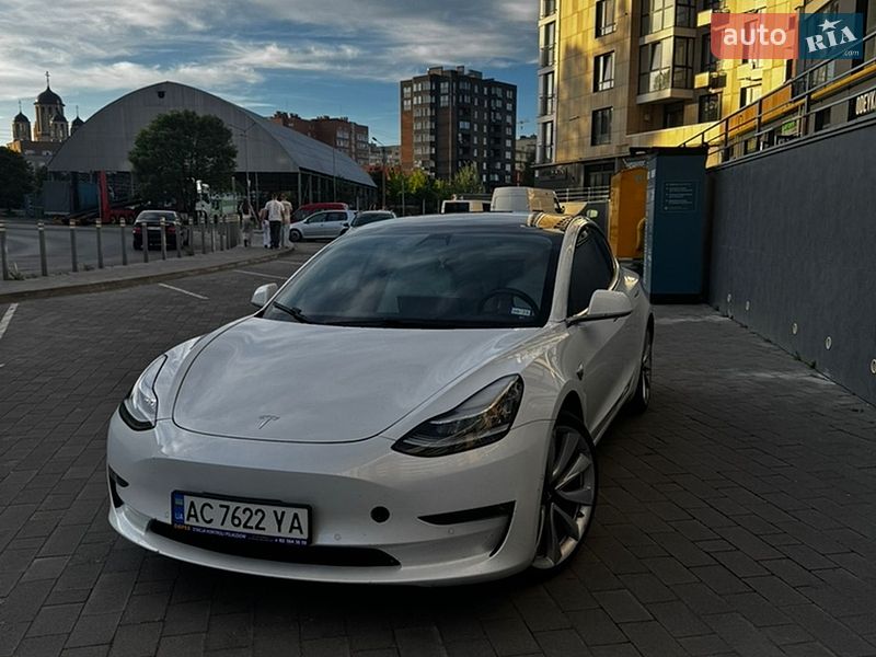 Седан Tesla Model 3 2019 в Луцке