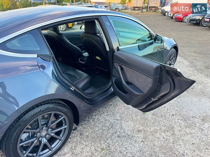 Седан Tesla Model 3 2018 в Луцке